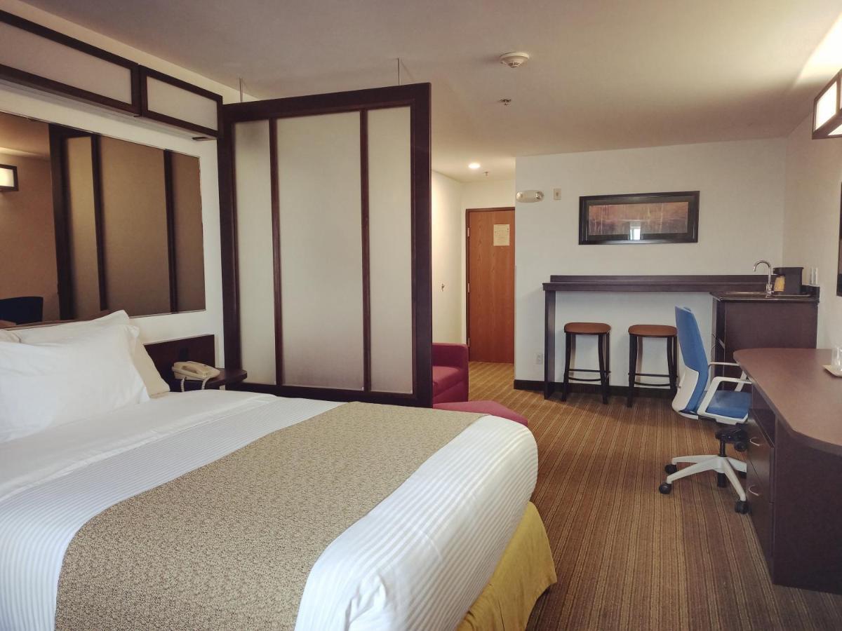 Microtel And By Wyndham Hotel Toluca